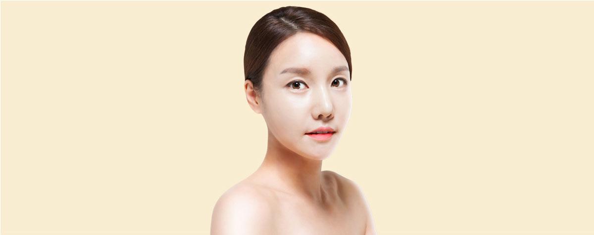 돌출입교정 안내 이미지 - 측면 얼굴의 여성