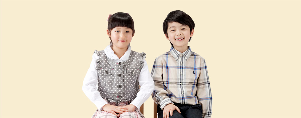 개방교합 안내 이미지 - 앉아 있는 두 아이