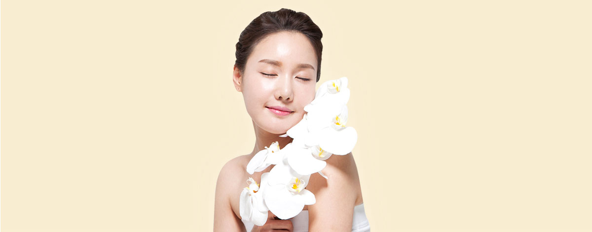 과도한 잇몸노출 안내 이미지 - 난꽃을 든 여성