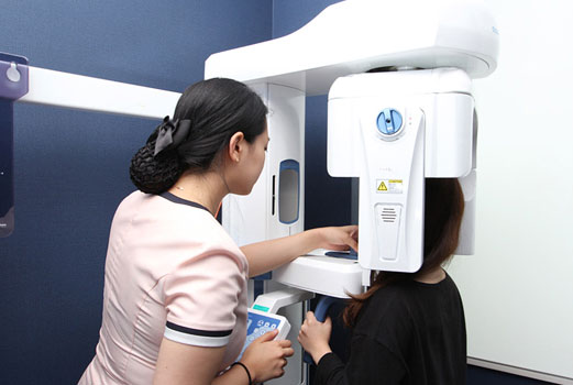 환자의 골격과 구강 상태 파악을 위한 덴탈용 X-RAY 촬영 장면