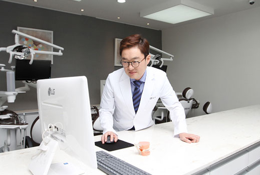 초진 상담 자료와 구강 사진 등 다양한 진단 자료를 검토하는 모습